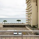 Con Vistas Al Mar Y Piscina En Apartamento
